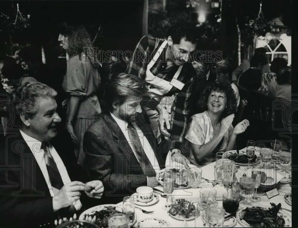 1988 Press Photo Milwaukee Brewer Paul Mirabella serving at Pandl's restaurant - Historic Images