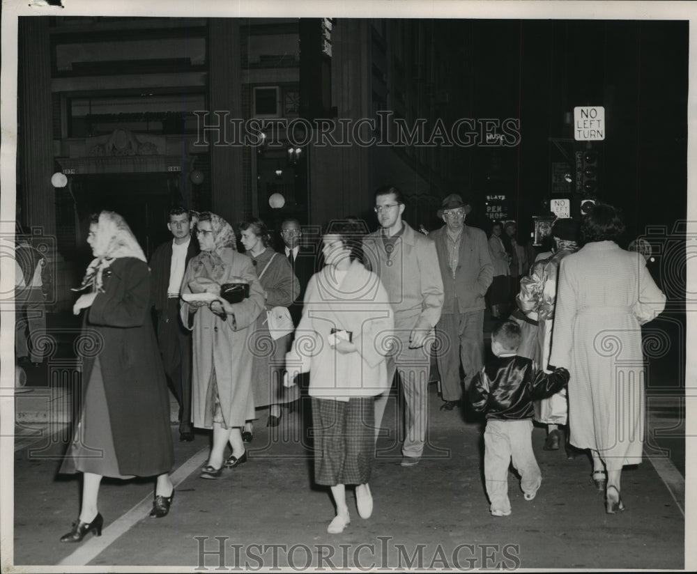 1954 Press Photo People Crossing Mitchell Street, Milwaukee Wisconsin - Historic Images