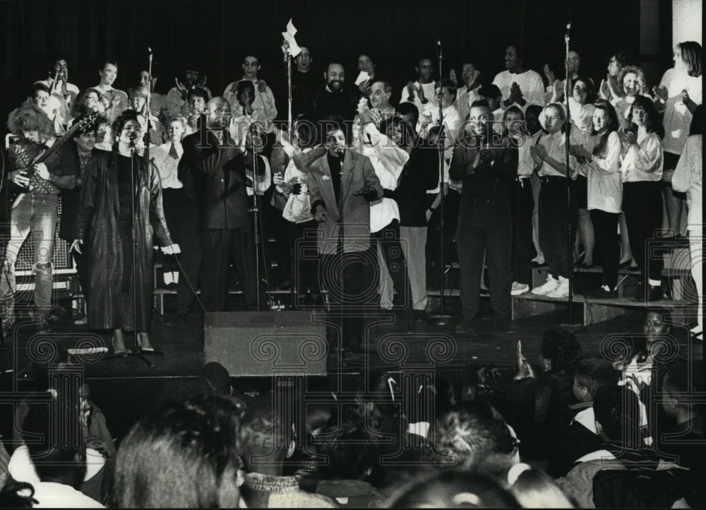 1992 Press Photo &quot;Body Language&quot; and students in the Milwaukee Guarantee Program - Historic Images