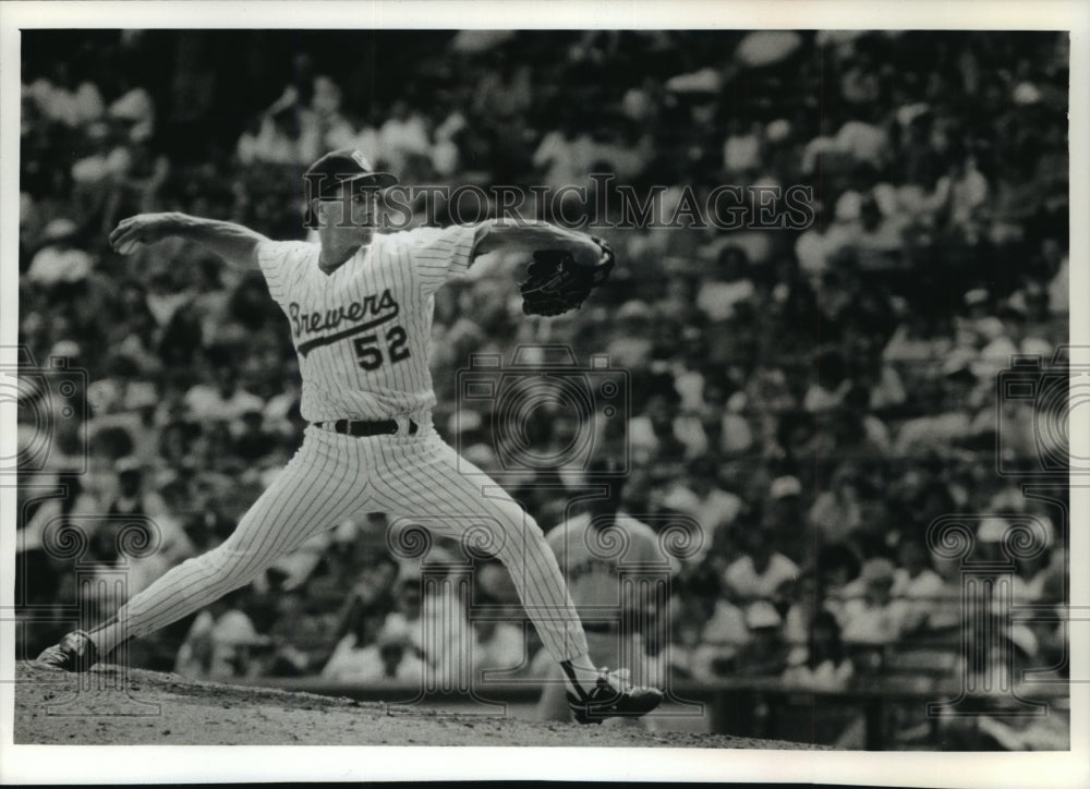 1993 Press Photo Mike Boddicker of the Milwaukee Brewers baseball team pitching - Historic Images