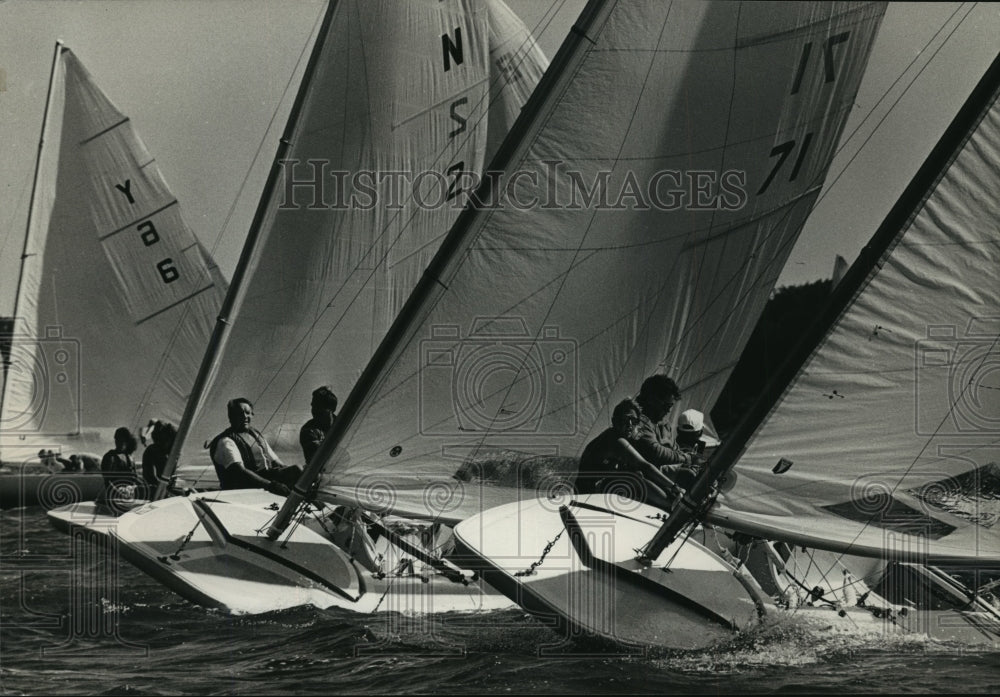 1988 Boats jockeyed for position during race on Pewaukee Lake-Historic Images