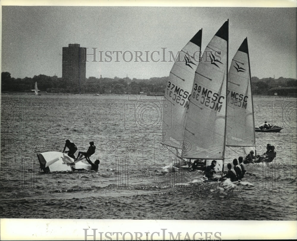 1983 Press Photo Boat in trouble during &quot;saloon&quot; race Lakefront Sailing Festival-Historic Images