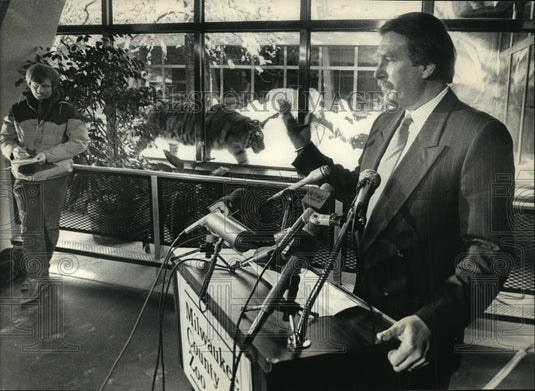 1988 Press Photo resigning is Milwaukee County Zoo Director Dr. Gilbert K.Broese-Historic Images