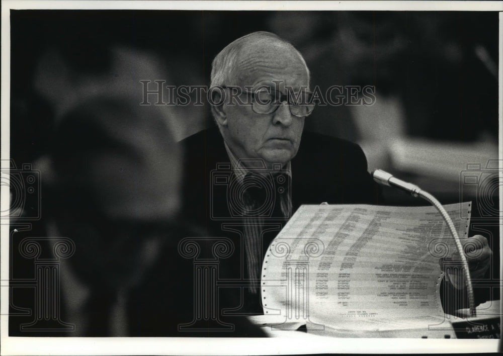 1991 Press Photo Ozaukee County Board Member Clarence Boesch at budget hearing-Historic Images
