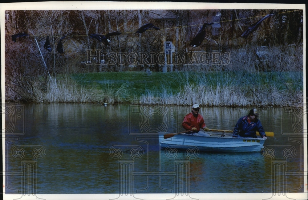 1993 Press Photo Elm Grove Public Works Dept. Workers deter Canada Geese in park - Historic Images