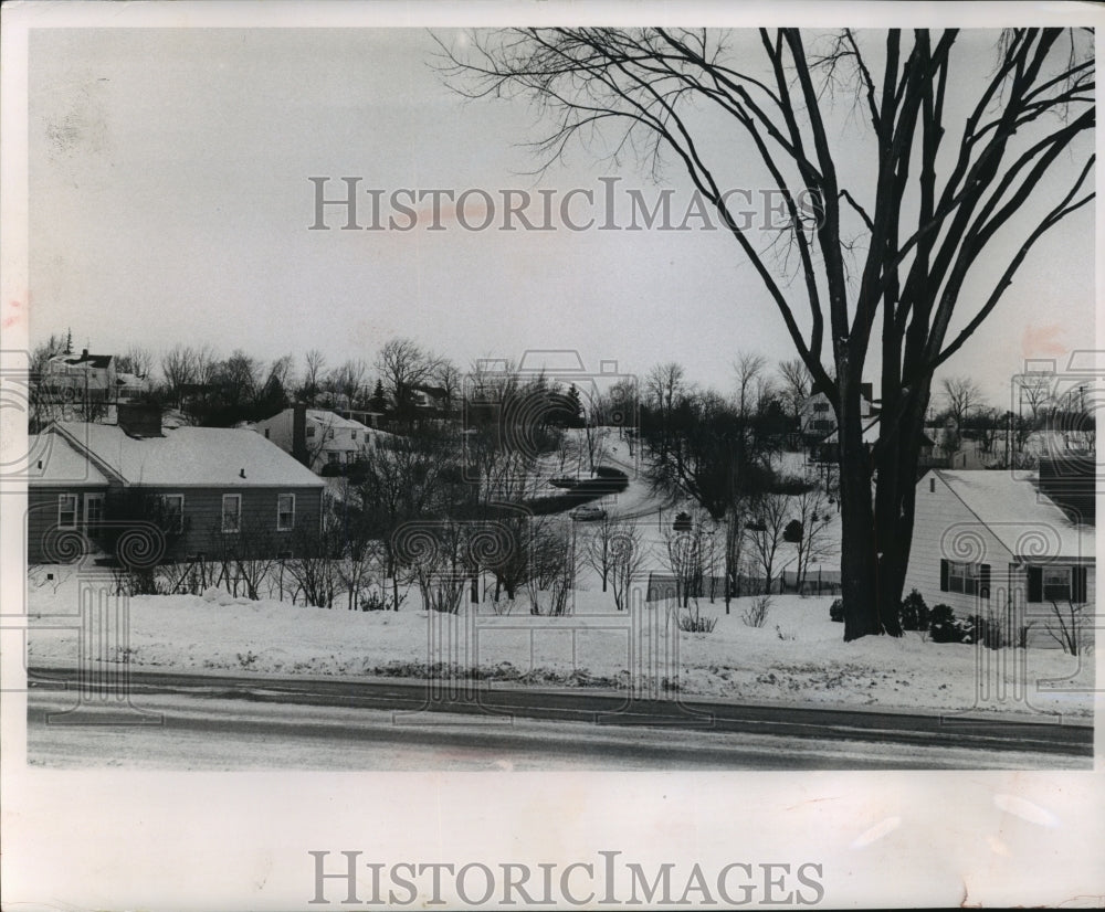 1963 Press Photo Car driving up San Jose Dr. in Elm Grove, Wisconsin - Historic Images
