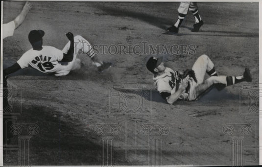 1962 Press Photo Julio Gotay and Roy McMillan sprawled out during baseball game - Historic Images