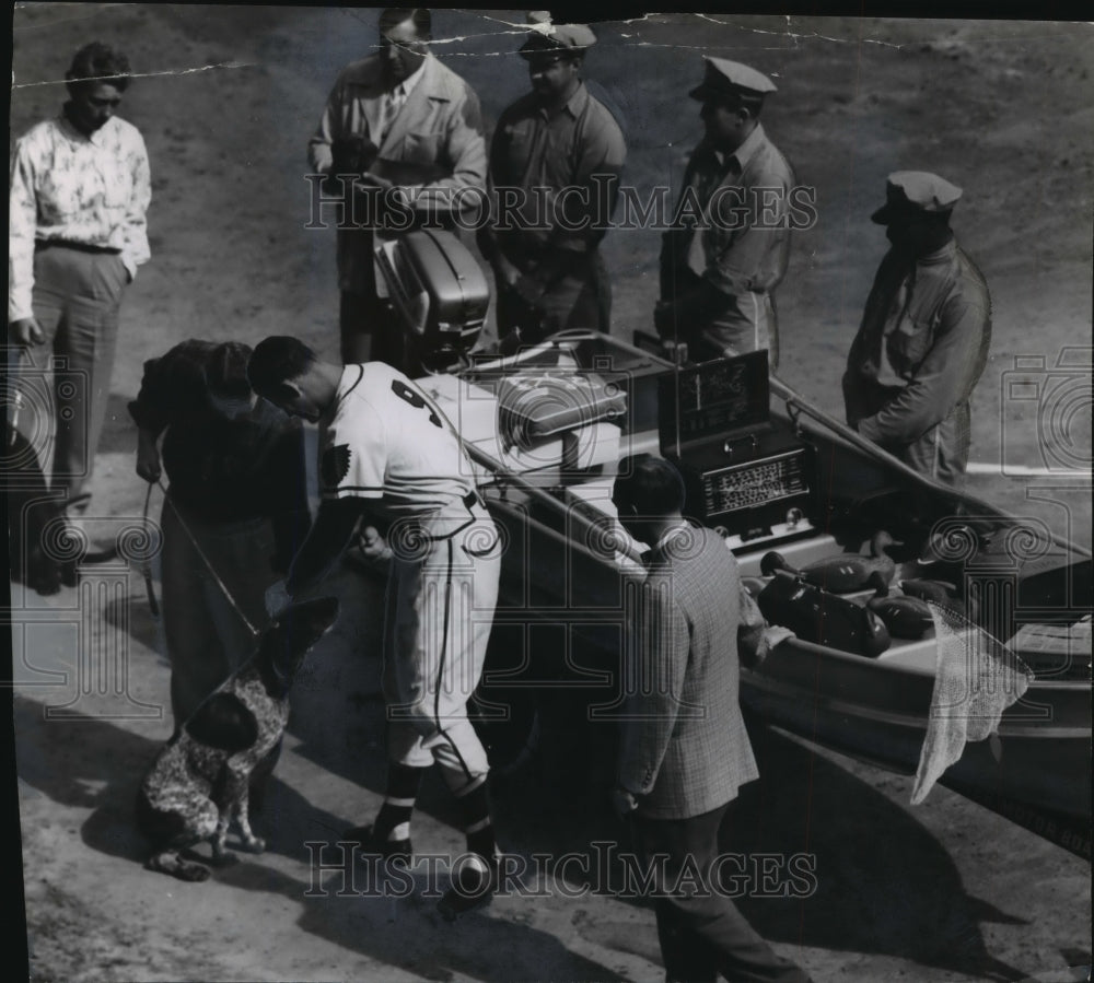 1954 Press Photo baseball Braves' 1st baseman Joe Adcock was showered with gifts- Historic Images