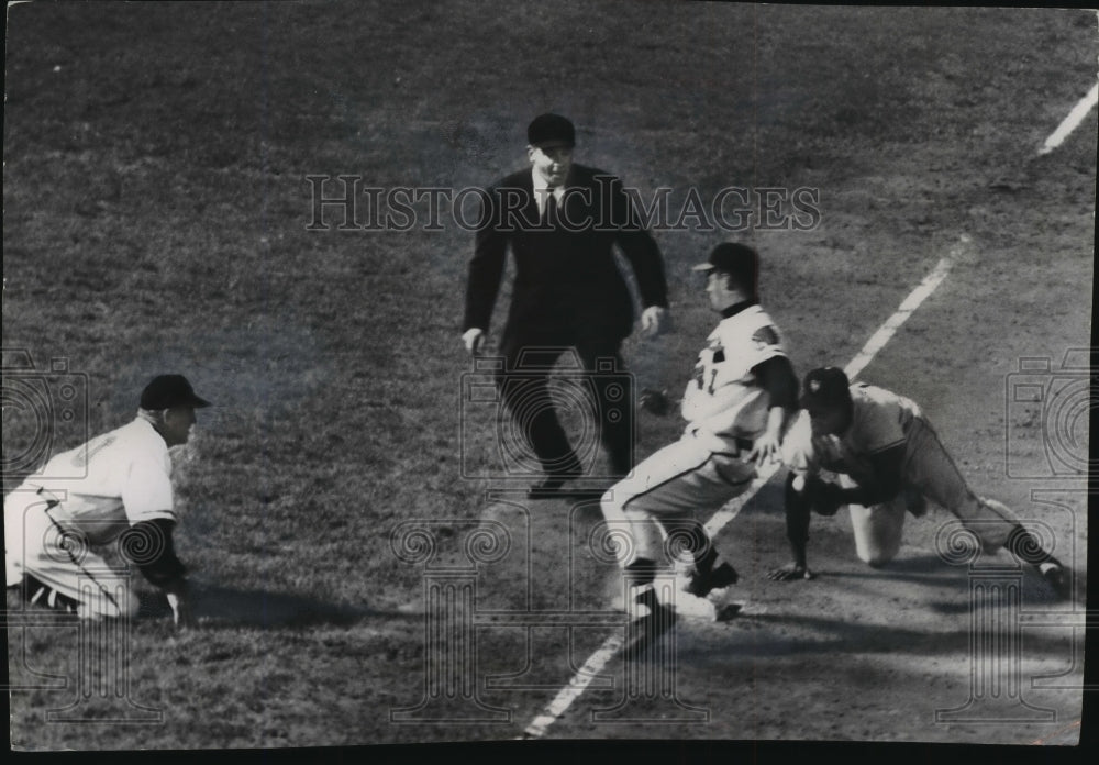 1954 Press Photo Eddie pulling into third base as Manager Charlie Grimm watches - Historic Images