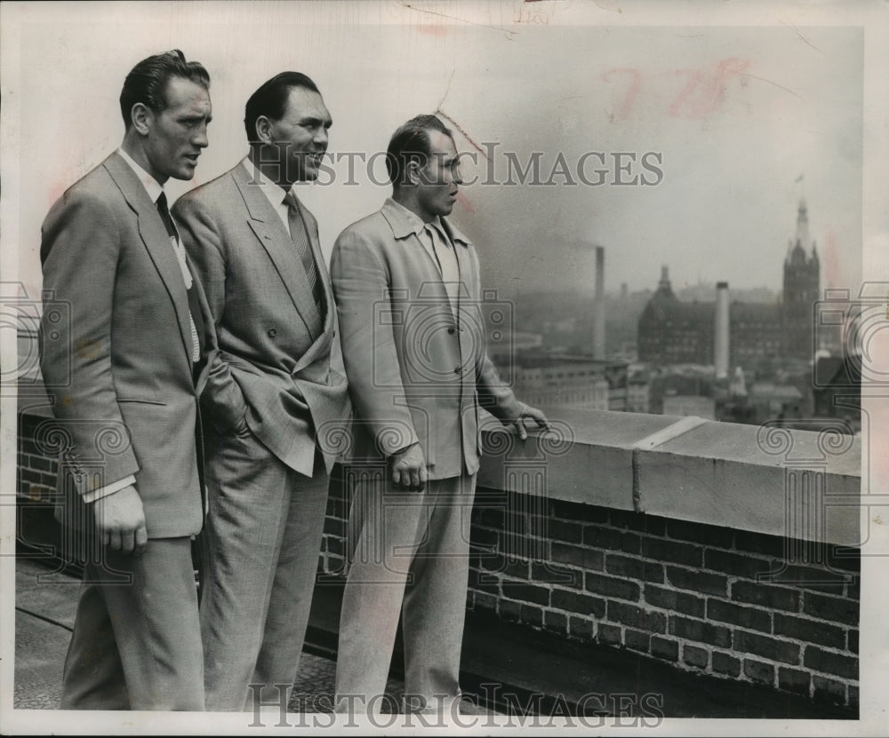 1954 Press Photo Max Schmeling, Boxer (center) and others - Historic Images