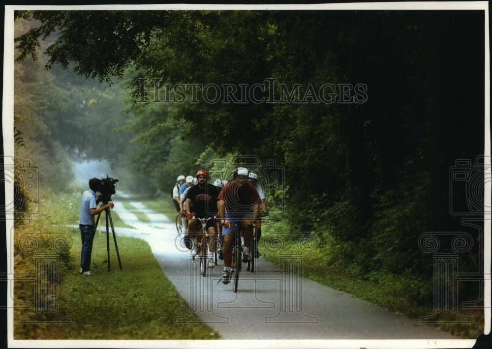 1993 Press Photo Wisconsin Gas Company Employees Biking to Work, Milwaukee-Historic Images