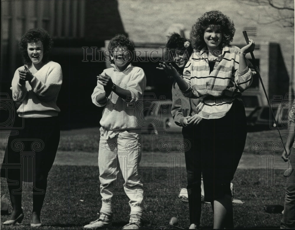 1987 Press Photo Kelly Rozman gets applause from classmates while playing golf - Historic Images