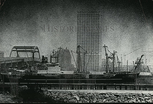 1977 Press Photo Freighter Ship at Hoan Bridge, Lake Michigan Bas Relief - Historic Images
