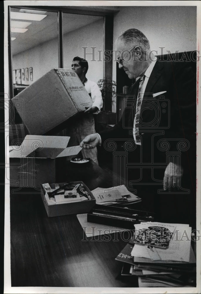 1964 Press Photo C. R. Conlee, The Journal company, packing office to move-Historic Images
