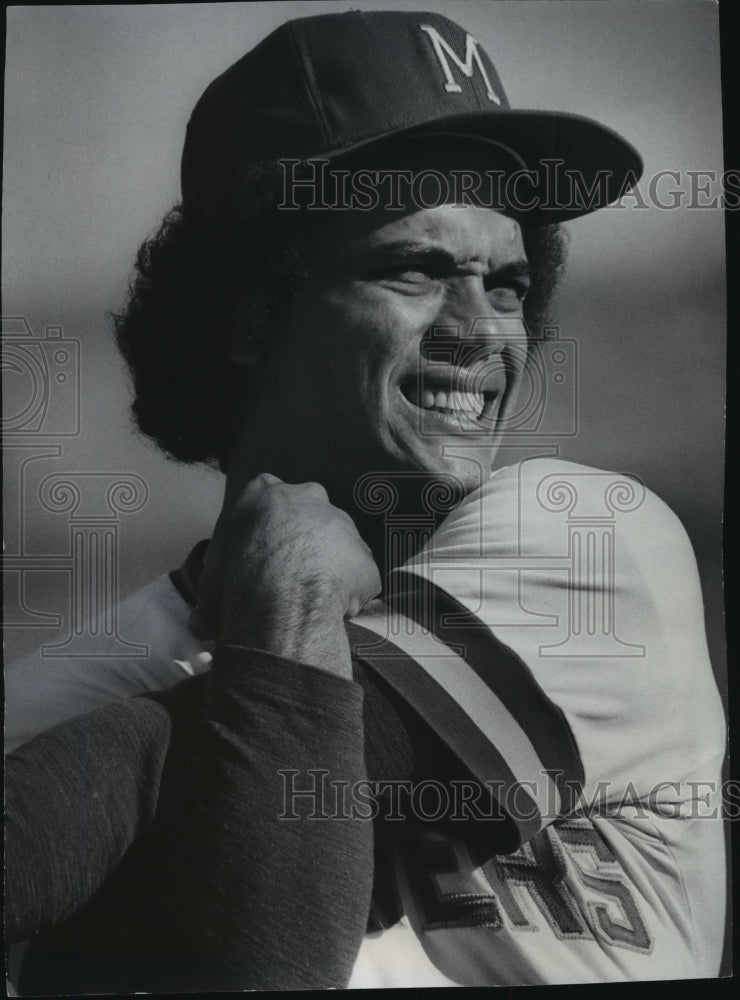 1977 Press Photo Baseball player Sixto Lezcano stretches his arms, Arizona-Historic Images