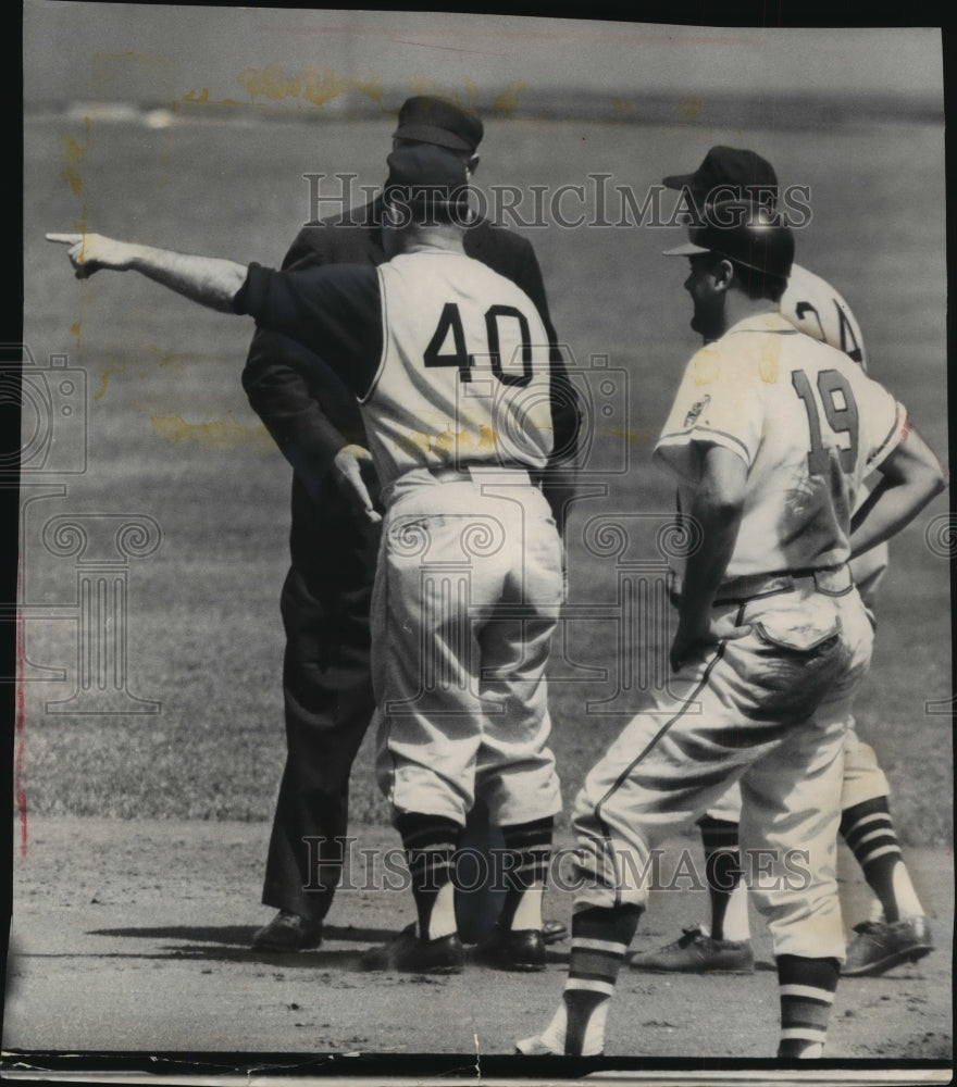 1961 Press Photo Scuffle at second base, Pirate manager Murtaugh and umpire-Historic Images