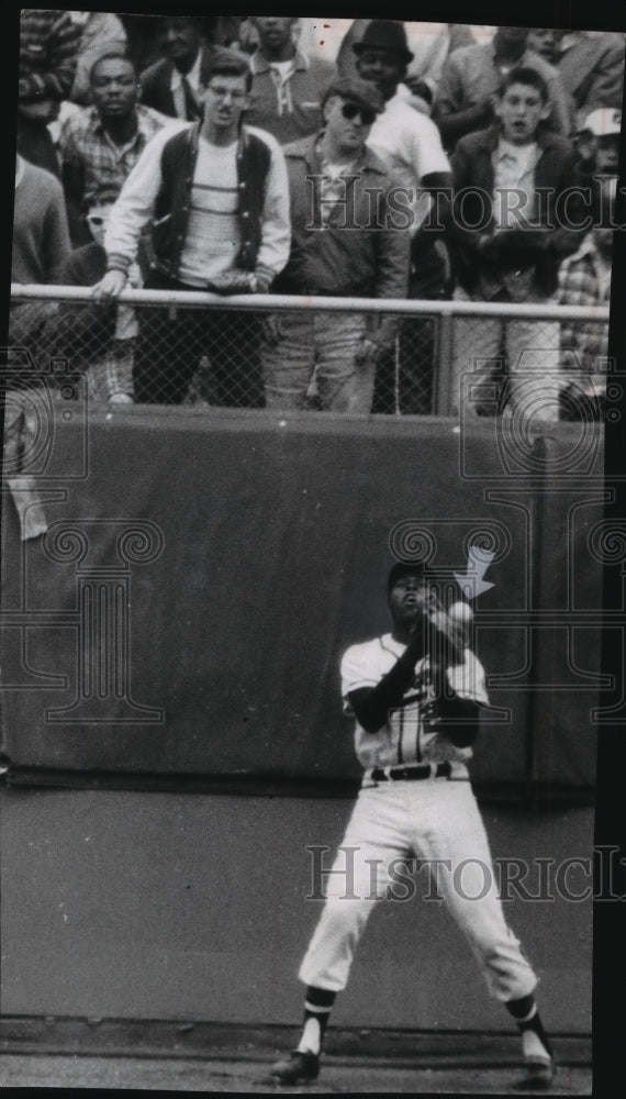 1981 Press Photo Left fielder Lee Maye, Milwaukee Braves at wall to catch a fly- Historic Images
