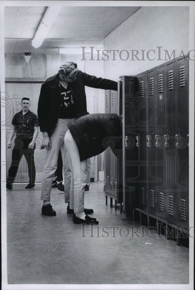 1965 Press Photo Basketball- Eino Hendrickson and friend search lockers - Historic Images