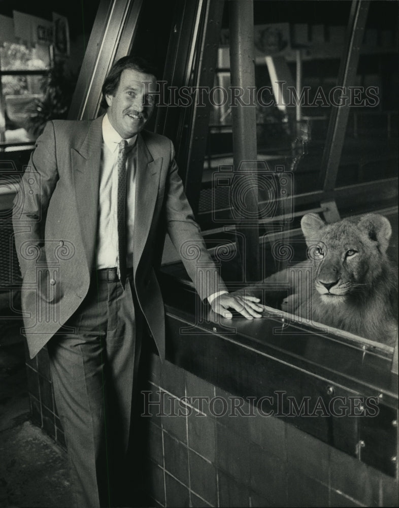 1986 Press Photo Milwaukee Zoo Director Gilbert Boese and lion cub Amon Ra - Historic Images