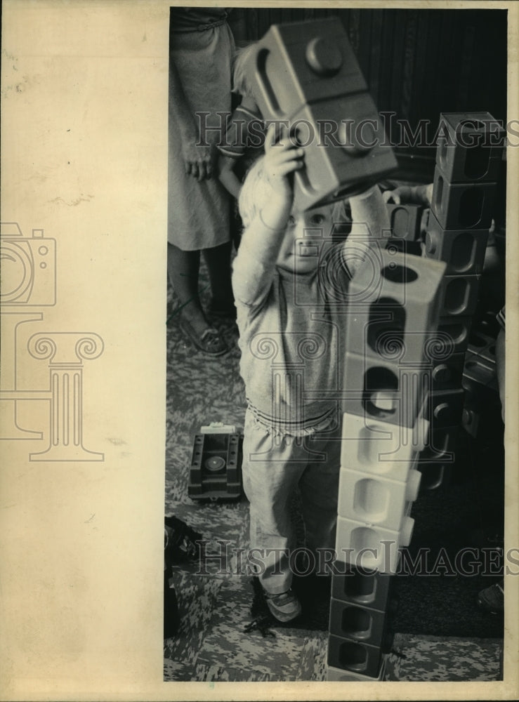 1984 Press Photo Christopher Smith Playing with Blocks, Milwaukee Day Care - Historic Images