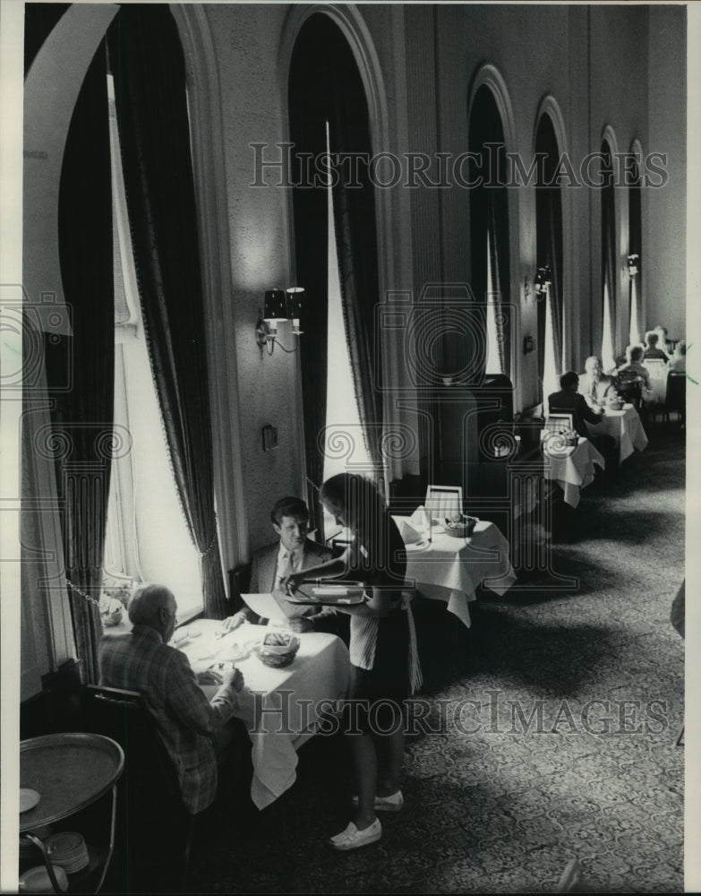 1983 Press Photo People eating lunch in the Milwaukee Athletic Club - mja84398-Historic Images