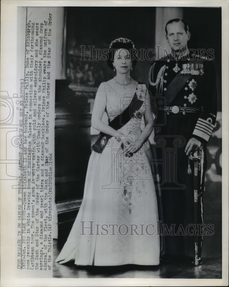 1966 Press Photo Queen Elizabeth II and Prince Philip in the Buckingham Palace - Historic Images