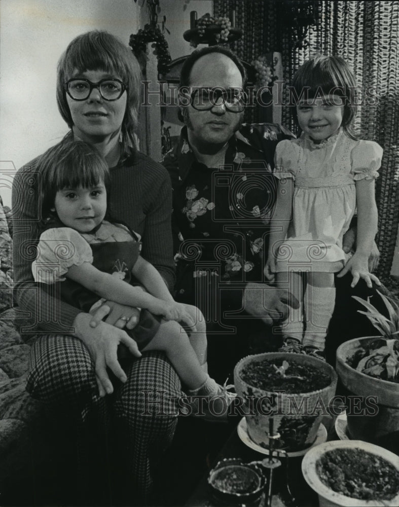 Press Photo Kathleen and Jerome Daddate with daughters in their Saukville home-Historic Images