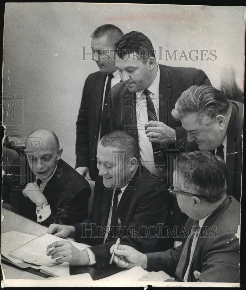 1986 Press Photo Tentative Agreement between Electric Co. and Union Local 317 - Historic Images