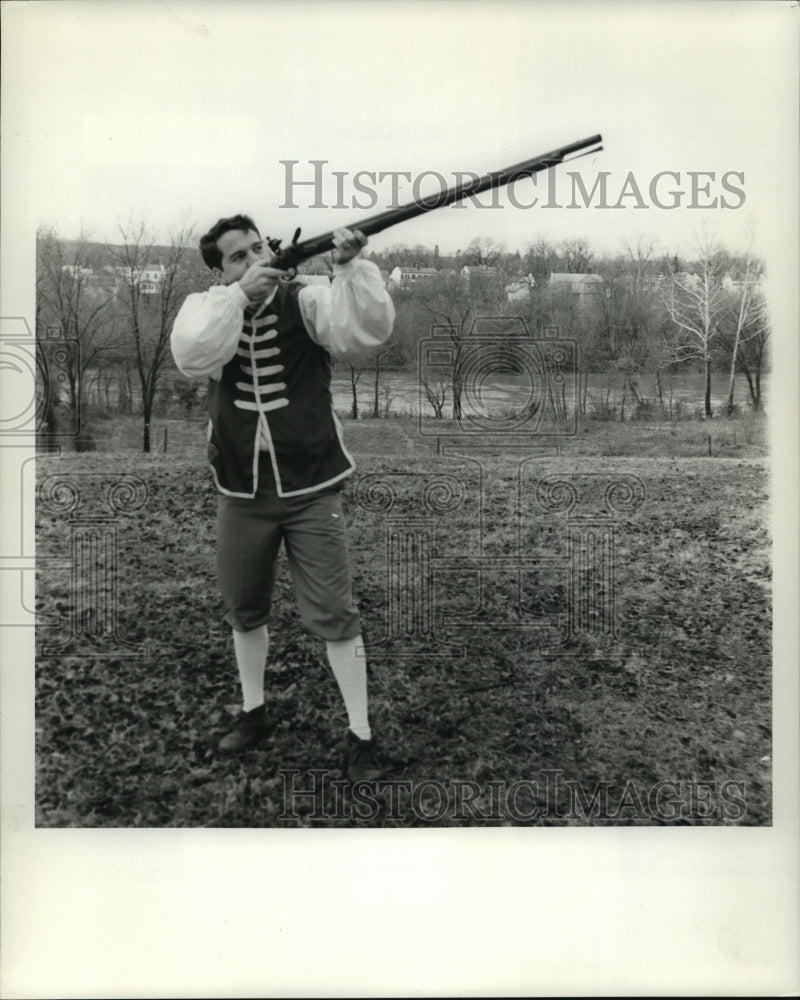 1968 Press Photo Virginia-Gilbert Nichols aims a musket at Ferry Farm-Historic Images