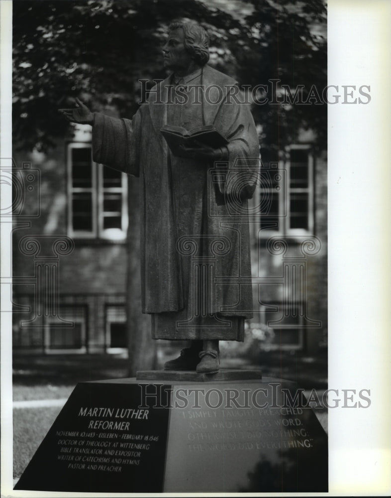 1994 Press Photo statue of Martin Luther in front of Wisconsin Lutheran Seminary-Historic Images