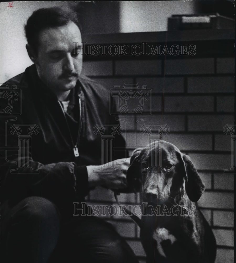 1973 Press Photo Jack Wiesner, with a Labrador at the Wisconsin Humane Society - Historic Images