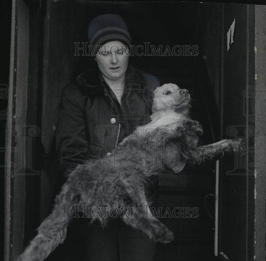 1977 Press Photo Sue Bonness of the Wisconsin Humane Society carries a sick dog - Historic Images