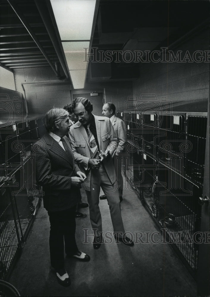 1976 Press Photo Inspecting the Wisconsin Humane Society&#39;s new facilities - Historic Images