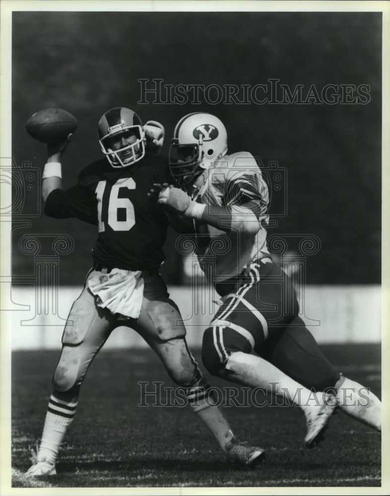 1985 Press Photo Jim Herrmann rushes Colorado State Quarterback - mja84560 - Historic Images