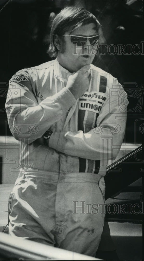 1973 Press Photo Larry (Butch) Hartman leaning against his car before a race - Historic Images