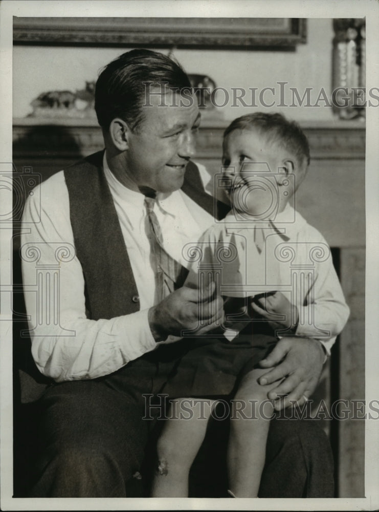 1950 Press Photo Boxer Jack Sharkey with son Jackie Sharkie, Jr. in Brookline - Historic Images