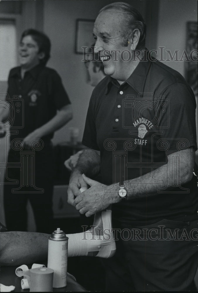 1985 Press Photo Bob Weingart Marquette University basketball trainer - Historic Images