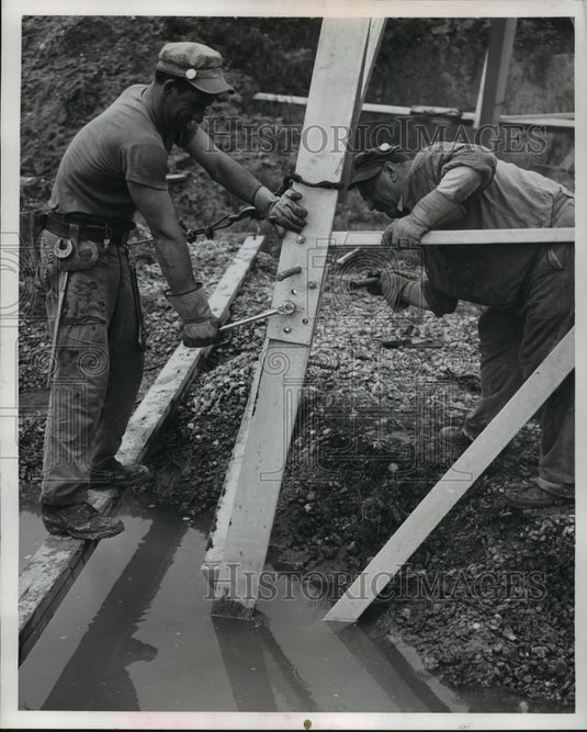 1954 Press Photo David Owsley, Clyde Williams bolt a tower, Wauwatosa, Wisconsin-Historic Images