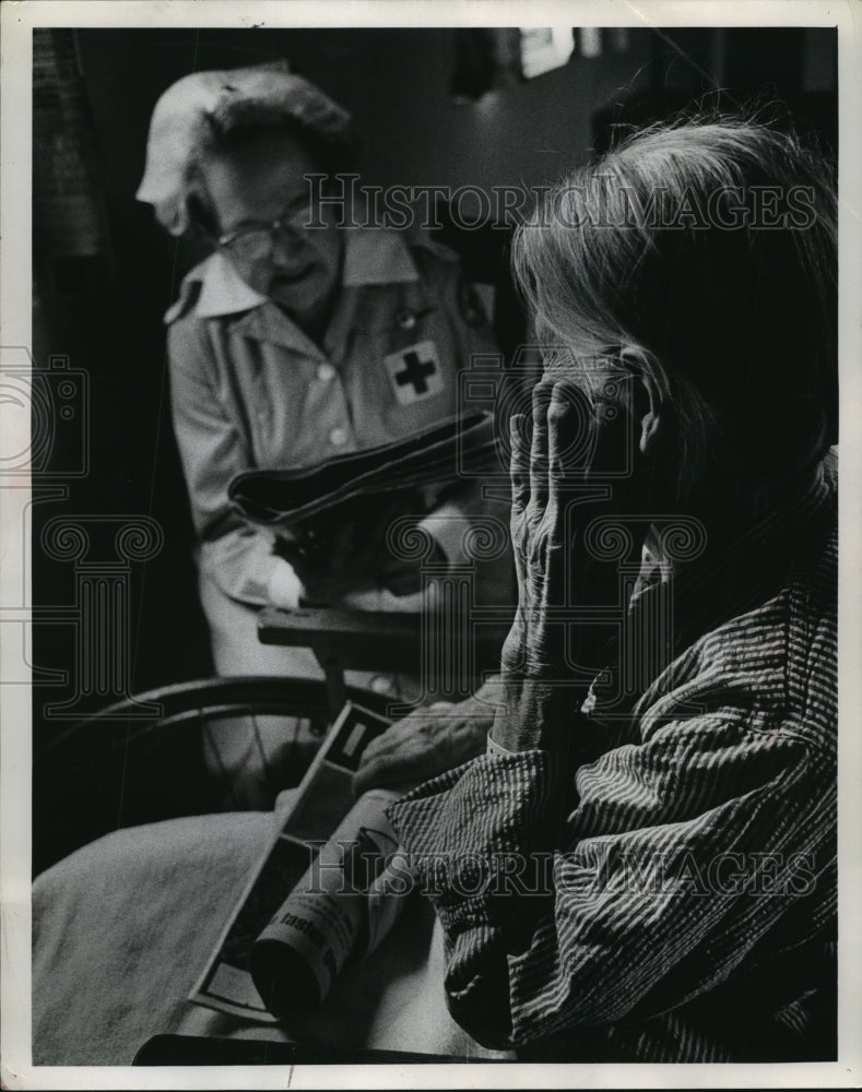 1965 Press Photo Red Cross Worker Reading to Patient at County General Hospital-Historic Images
