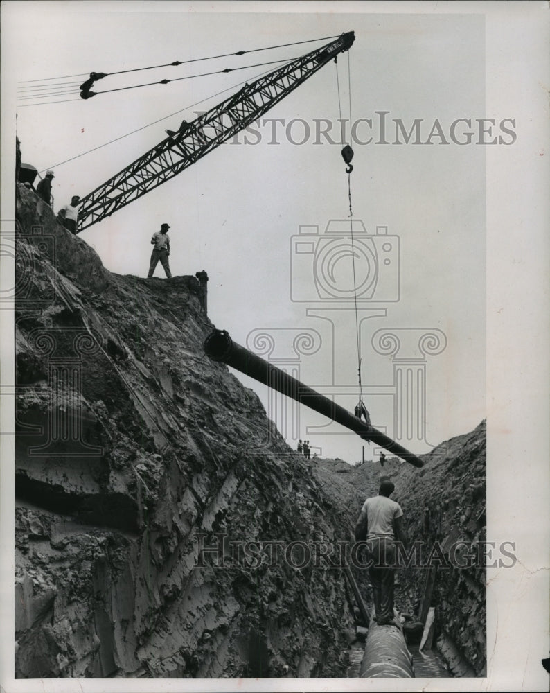 1963 Press Photo Milwaukee Gas Light Company crews installing a main - Historic Images