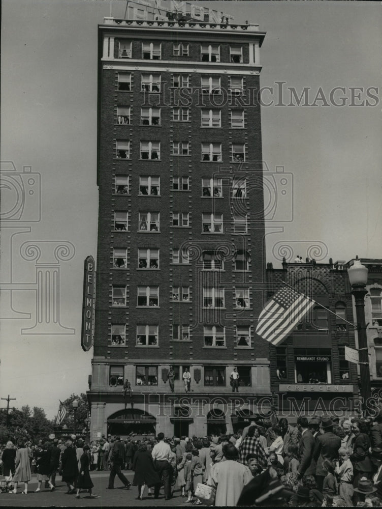 1948 Press Photo Crowd Outside Belmont Hotel in Wisconsin Centennial Parade - Historic Images