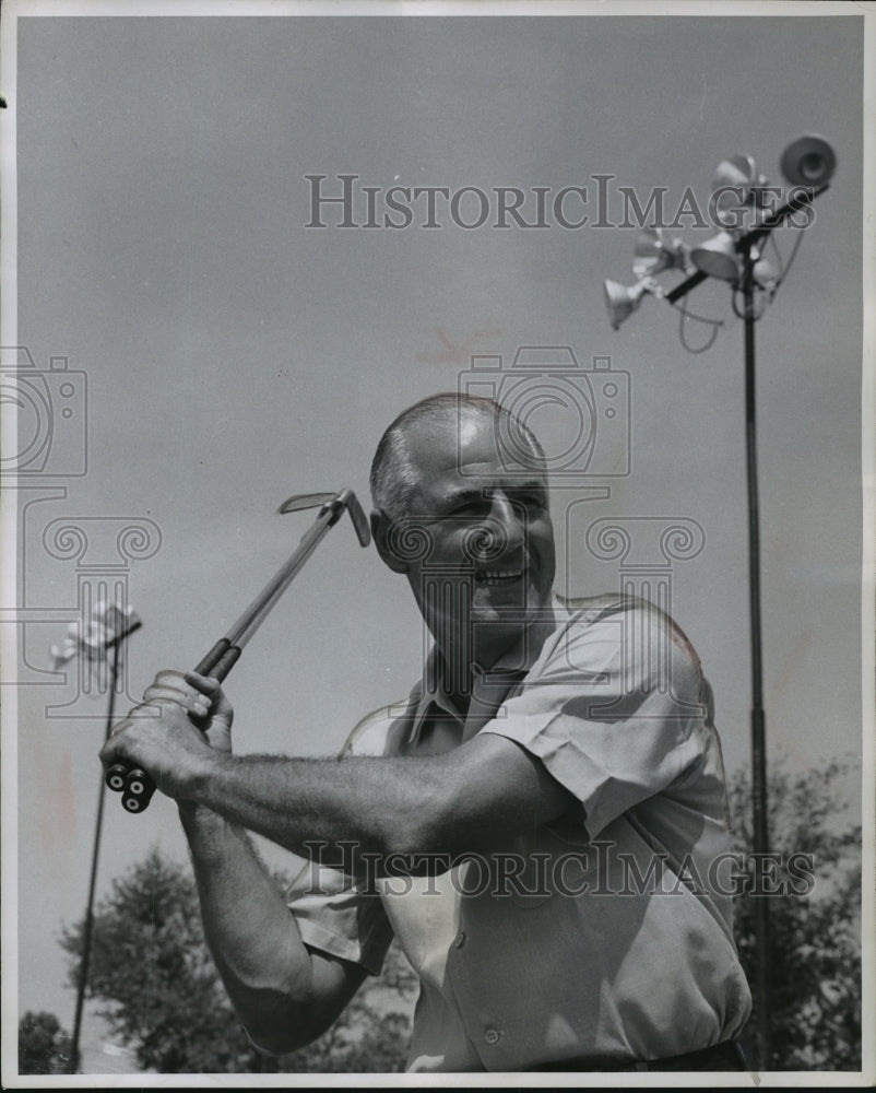 1955 Press Photo Former Cubs/Giants shortstop Billy Jurges opens miniature golf - Historic Images