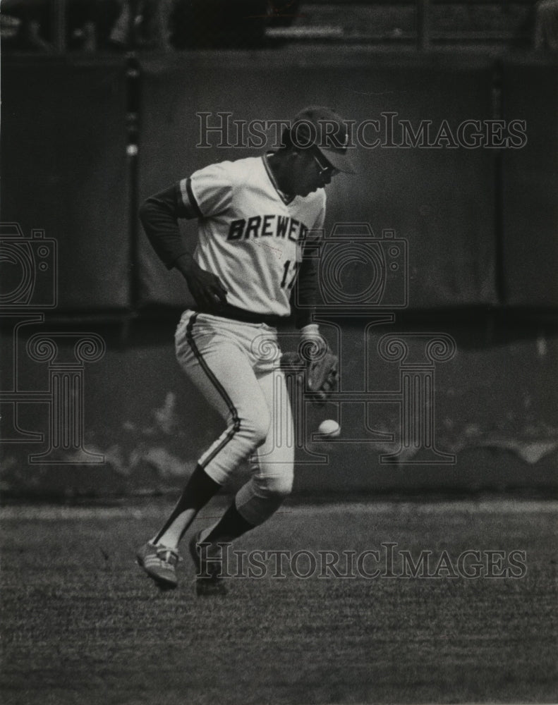 1975 Press Photo Bobby Mitchell at Kansas City Royals vs Milwaukee Brewers - Historic Images