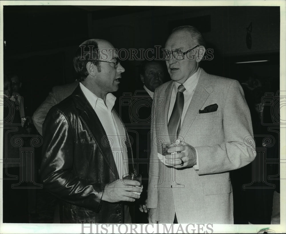 1982 Press Photo Chuck Hiller & Joe McDonald of Major League Baseball - Historic Images