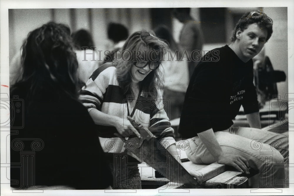 1990 Press Photo Wisconsin Lutheran High School students learn to saw-Historic Images