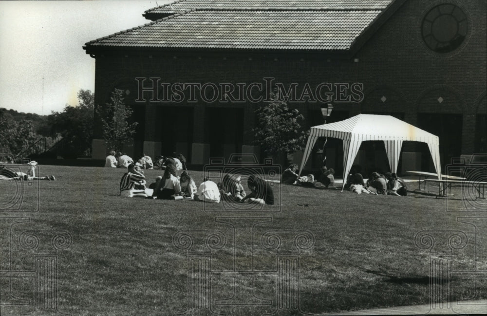 1994 Press Photo seminar at Wisconsin Lutheran College - mja84836-Historic Images