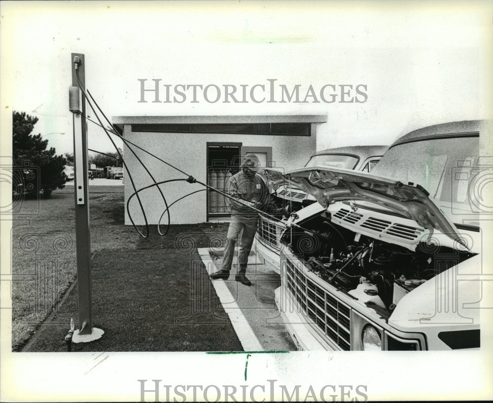 1981 Press Photo Wisconsin Gas Company North Service Center Fueling Facility - Historic Images