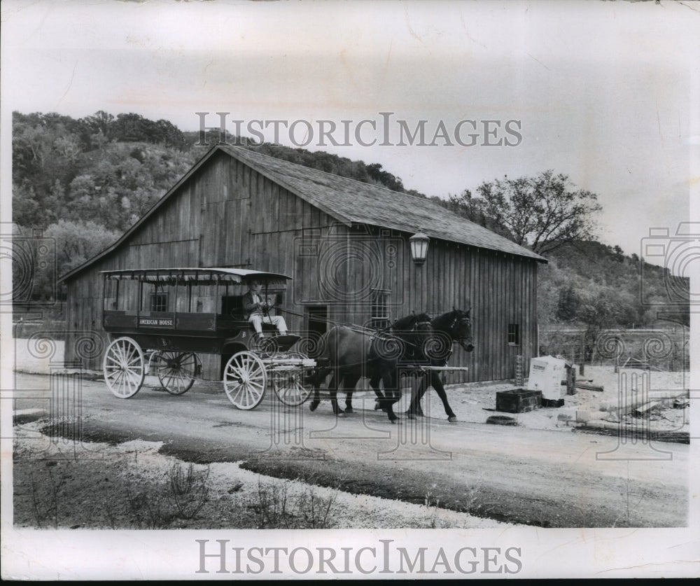 1963 Press Photo a horse drawn bus leaving a livery stable in Wisconsin - Historic Images