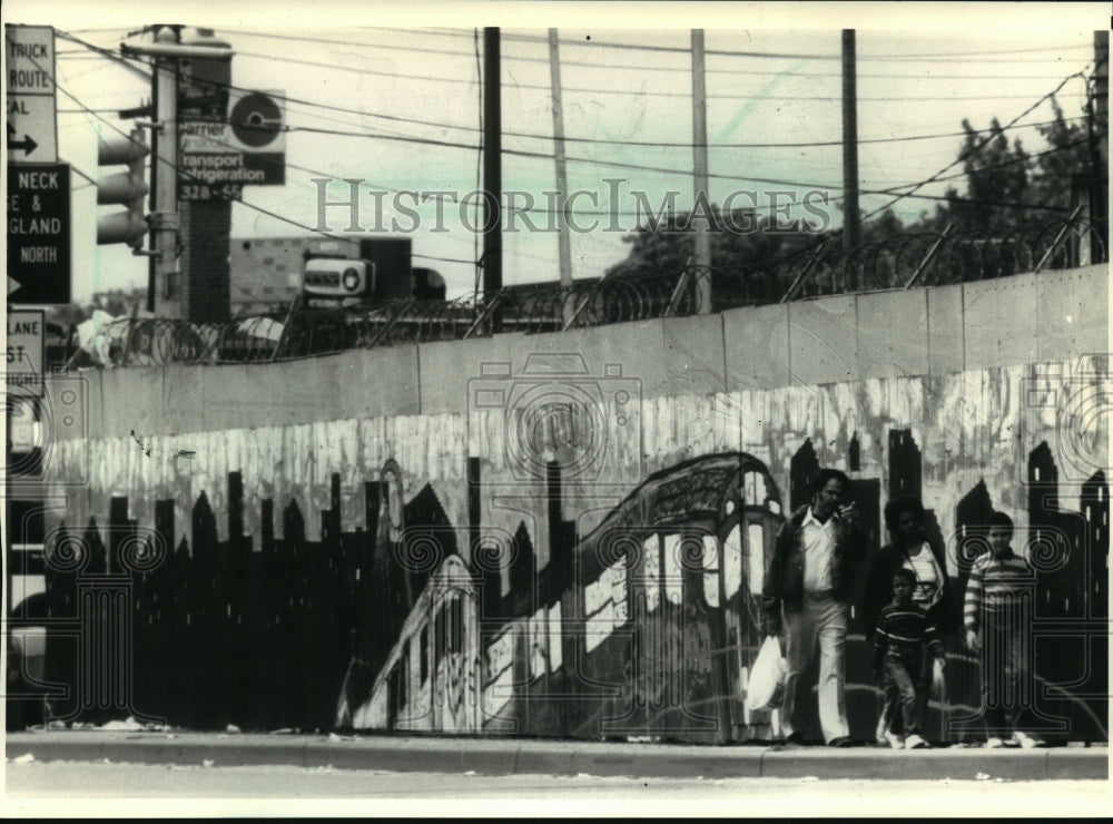 1987 Press Photo Family Walking Past Mural in Hunts Point, Bronx, New York City - Historic Images