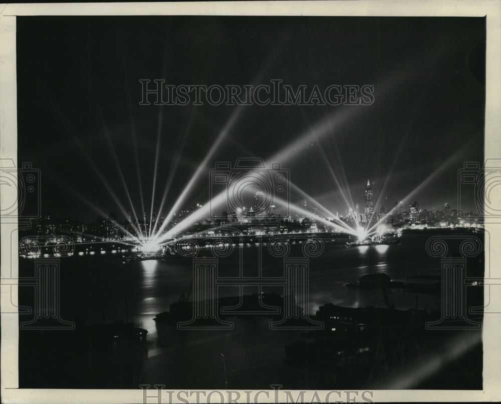 1939 Press Photo United States Navy Battleship Searchlights on Hudson River- Historic Images